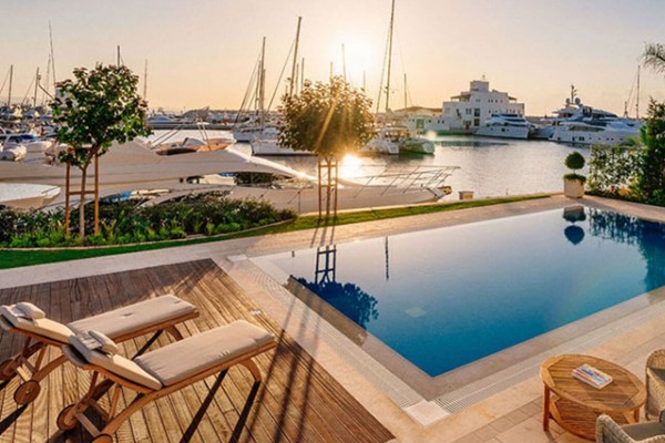 waterfront area elegant shopping each